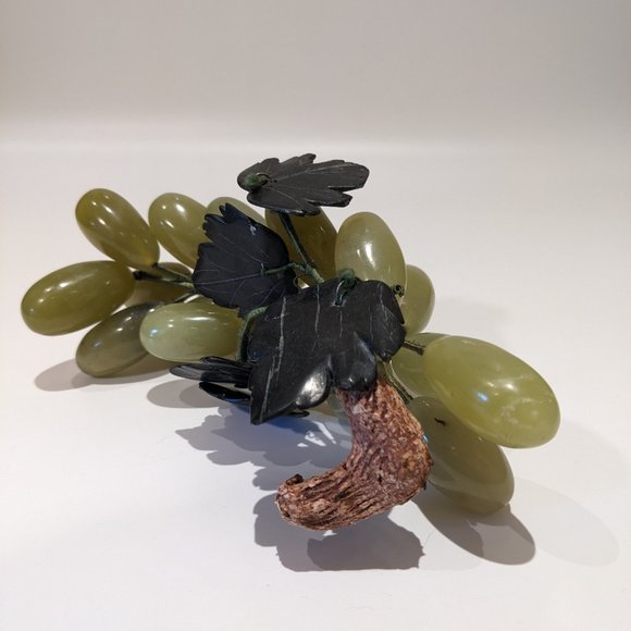 Beautiful Vintage MCM Mid Century Alabaster Green Grapes w. Carved Stone Leaves - Picture 7 of 8